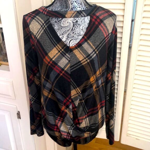 Be Plaid in this Burberry look 👀 without the price! 24/7 Cutout Tied Shirt. XS - Picture 1 of 10
